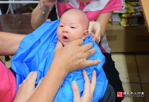 徐寶寶(新北永和區嬰兒寶寶滿月剃頭理髮、免費嬰兒剃胎毛儀式吉祥話)。中國風會場，爸媽寶貝免費穿「日中韓」古裝禮服。專業拍照、DVD光碟、證書。★購買「臍帶章、肚臍章、胎毛筆刷印章」贈送：剃頭、收涎、抓周，三選一。 2015.09.26 照片16